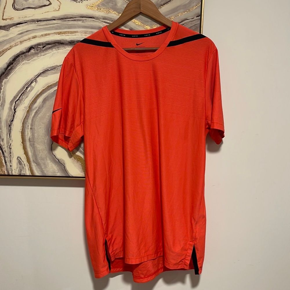 Nike sportswear Tech T-Shirt Size L Orange